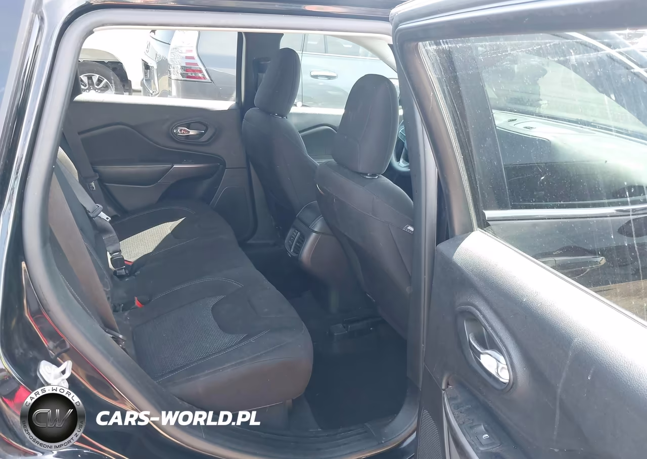 2019 Jeep Cherokee Latitude Fwd VIN:1C4PJLCB9KD307883 - 8