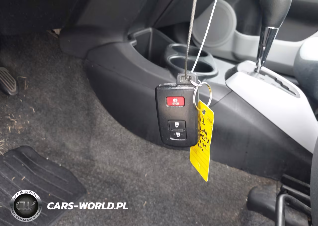 2014 Toyota Prius C Three VIN:JTDKDTB39E1076176 - 11