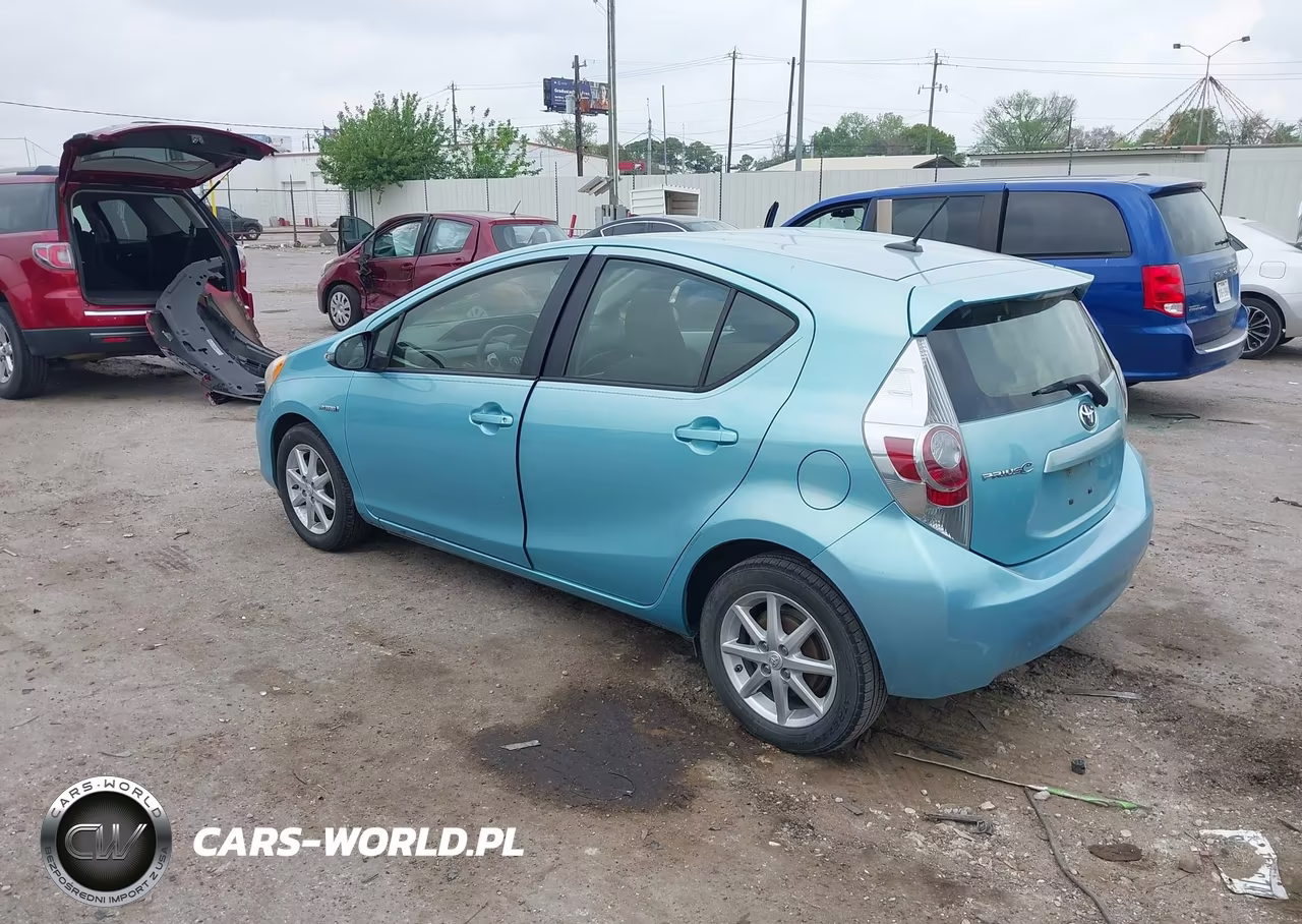 2014 Toyota Prius C Three VIN:JTDKDTB39E1076176 - 3