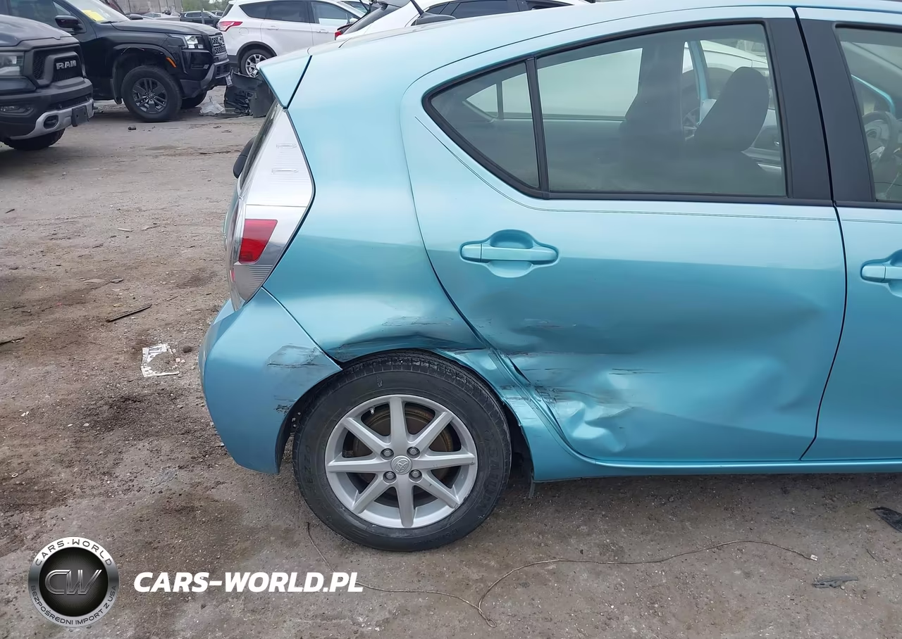 2014 Toyota Prius C Three VIN:JTDKDTB39E1076176 - 6