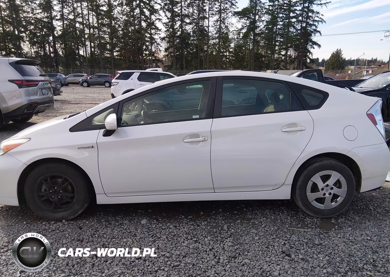 2015 Toyota Prius Two VIN:JTDKN3DU3F1928283 - 14