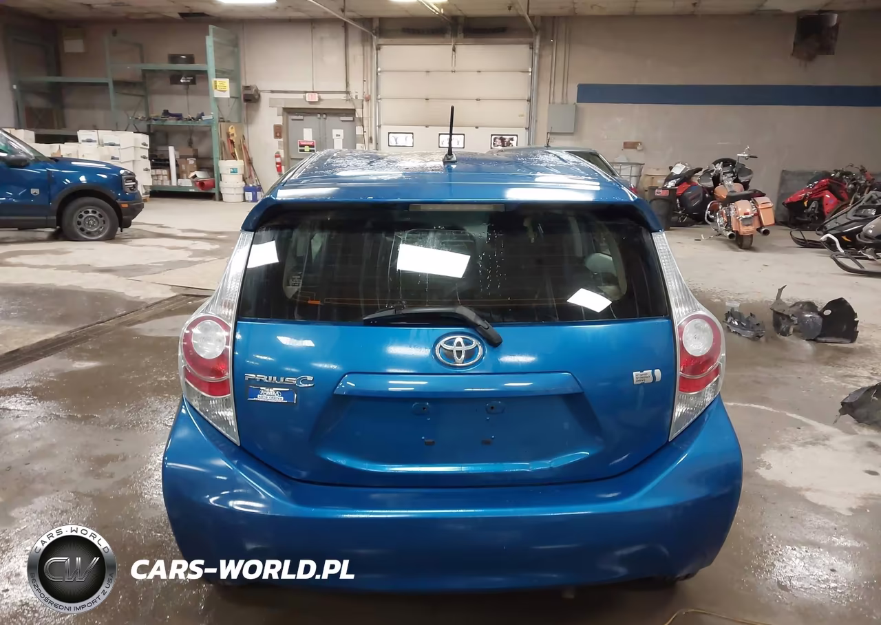 2014 Toyota Prius C Two VIN:JTDKDTB33E1077940 - 17