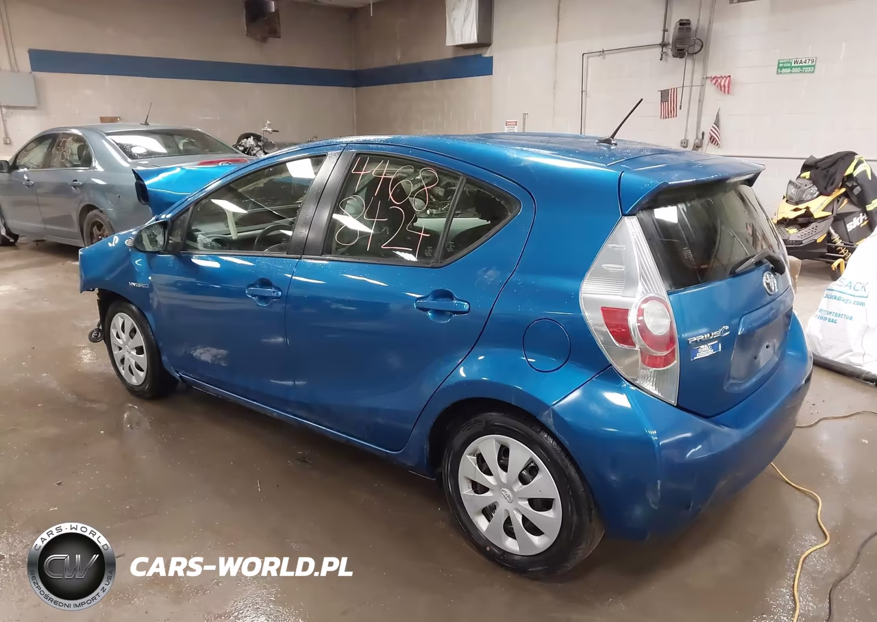 2014 Toyota Prius C Two VIN:JTDKDTB33E1077940 - 3