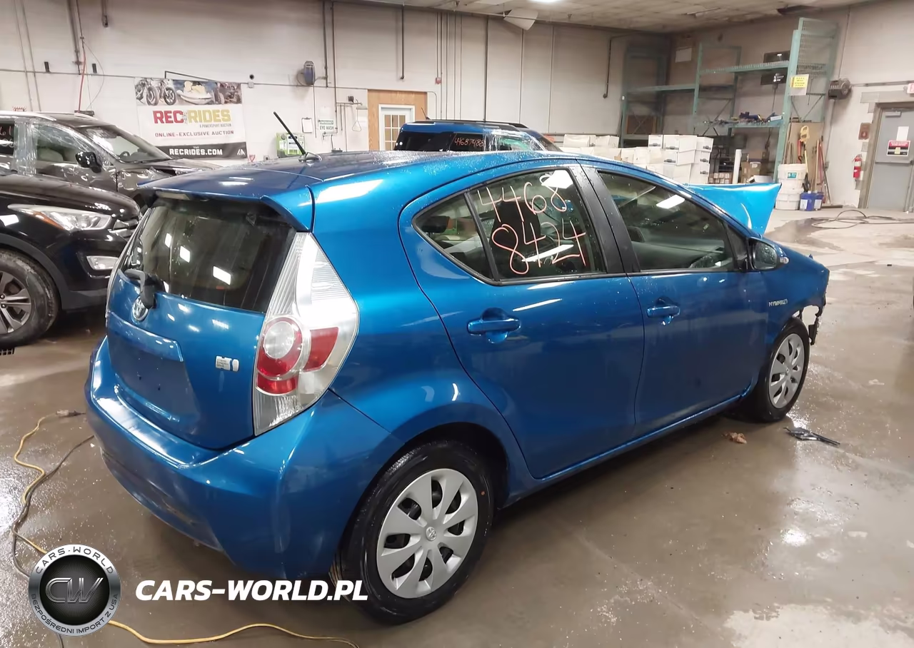 2014 Toyota Prius C Two VIN:JTDKDTB33E1077940 - 4