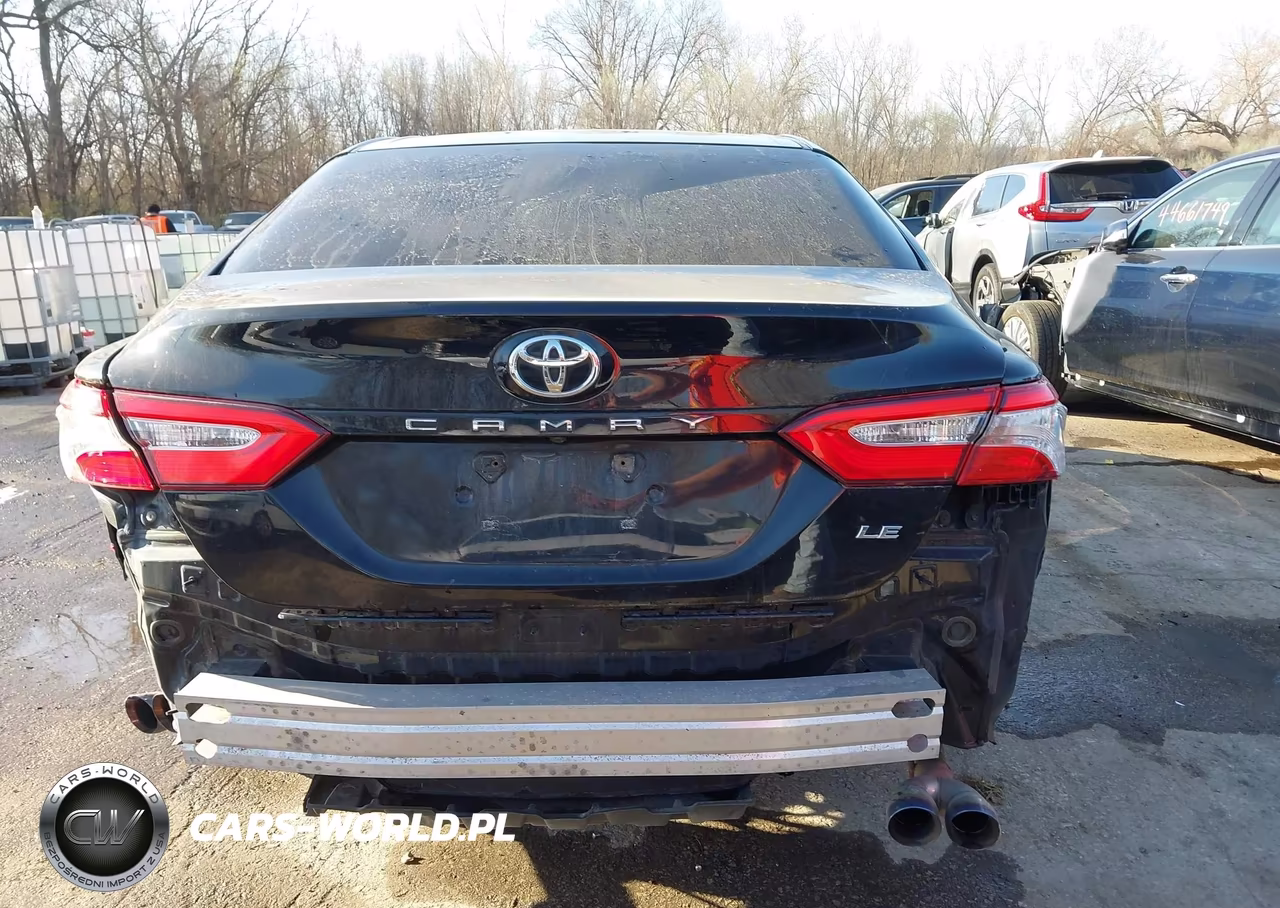 2018 Toyota Camry Le VIN:4T1B11HK3JU083477 - 17