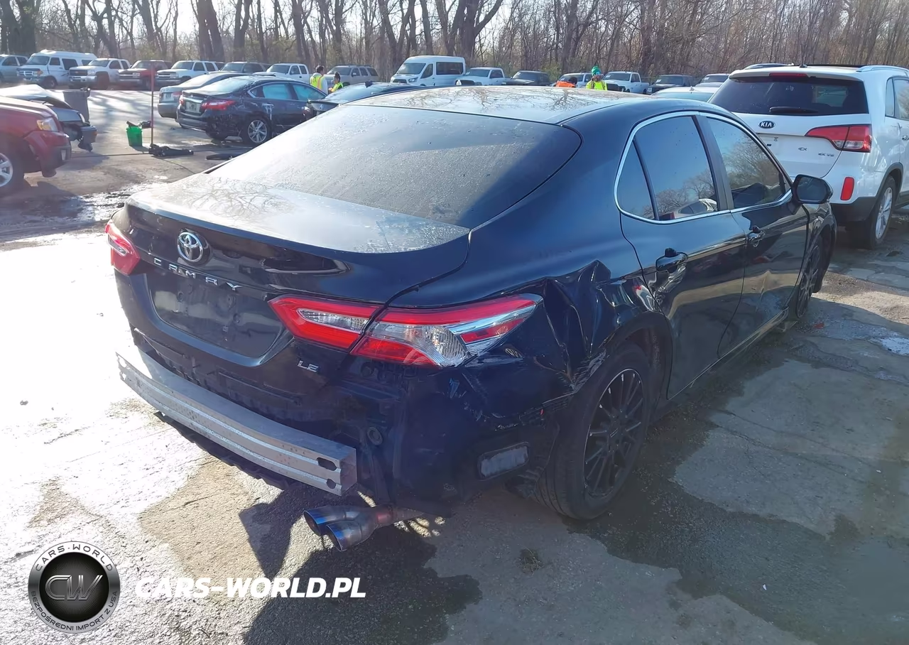 2018 Toyota Camry Le VIN:4T1B11HK3JU083477 - 4