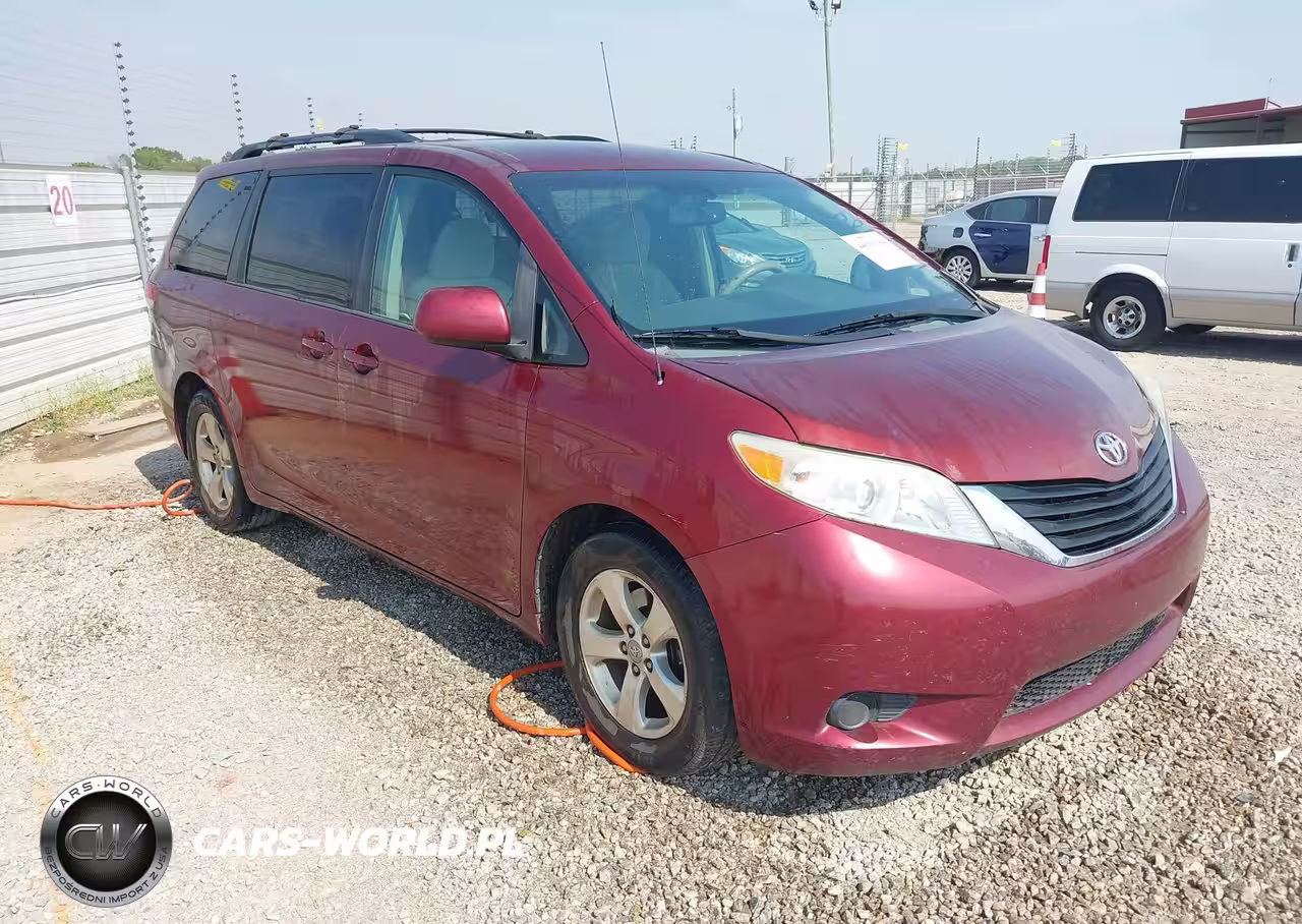 2013 Toyota Sienna Le V6 8 Passenger