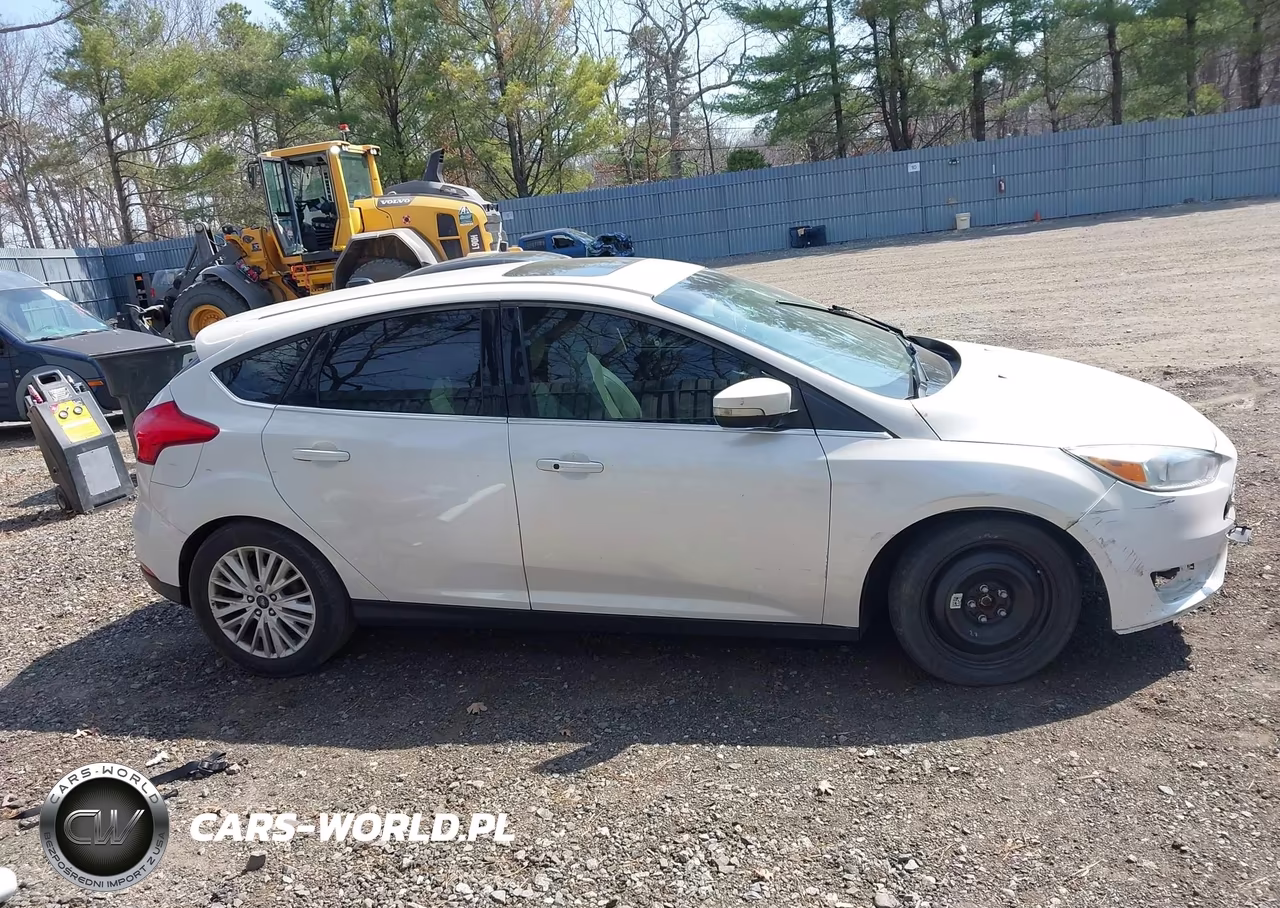 2018 Ford Focus Titanium VIN:1FADP3N24JL283209 - 12