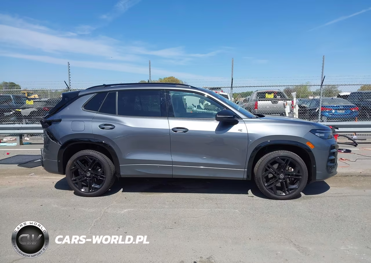 2025 Volkswagen Tiguan 2.0T Se R-Line Black VIN:3VVGR7RM5SM065737 - 13