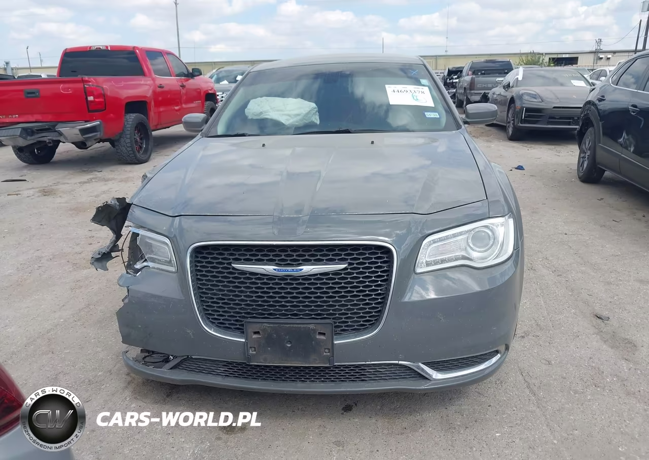2018 Chrysler 300 Touring L VIN:2C3CCAAG5JH275015 - 11