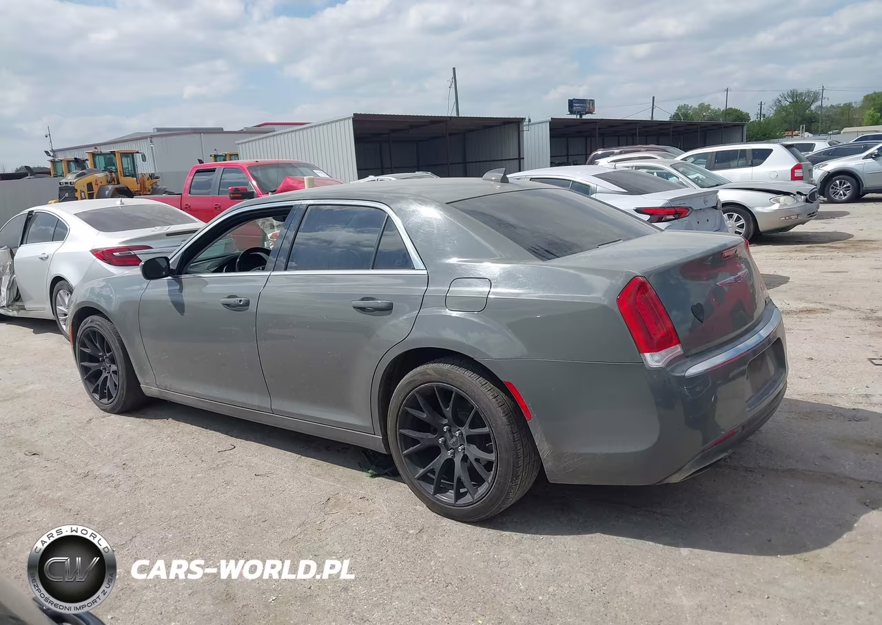 2018 Chrysler 300 Touring L VIN:2C3CCAAG5JH275015 - 13