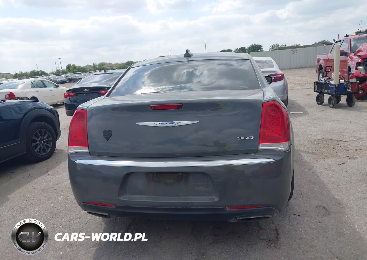 2018 Chrysler 300 Touring L VIN:2C3CCAAG5JH275015 - 15