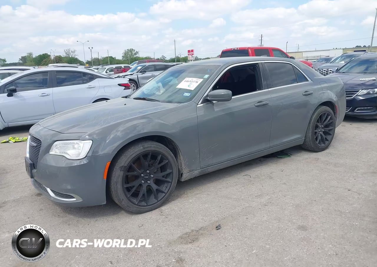 2018 Chrysler 300 Touring L VIN:2C3CCAAG5JH275015 - 2