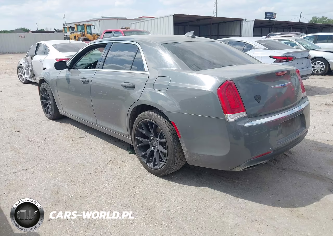 2018 Chrysler 300 Touring L VIN:2C3CCAAG5JH275015 - 3