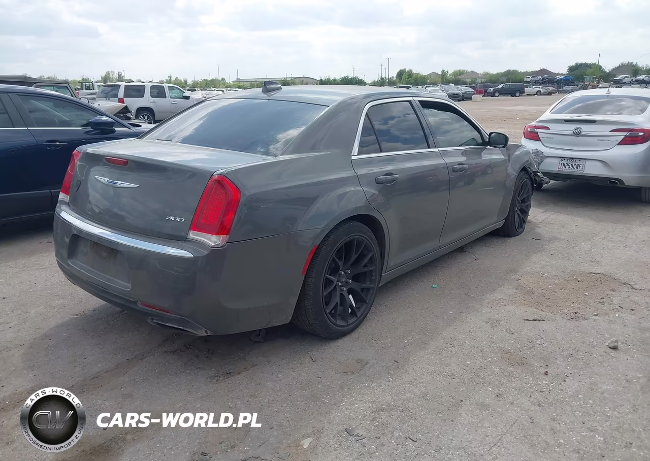 2018 Chrysler 300 Touring L VIN:2C3CCAAG5JH275015 - 4