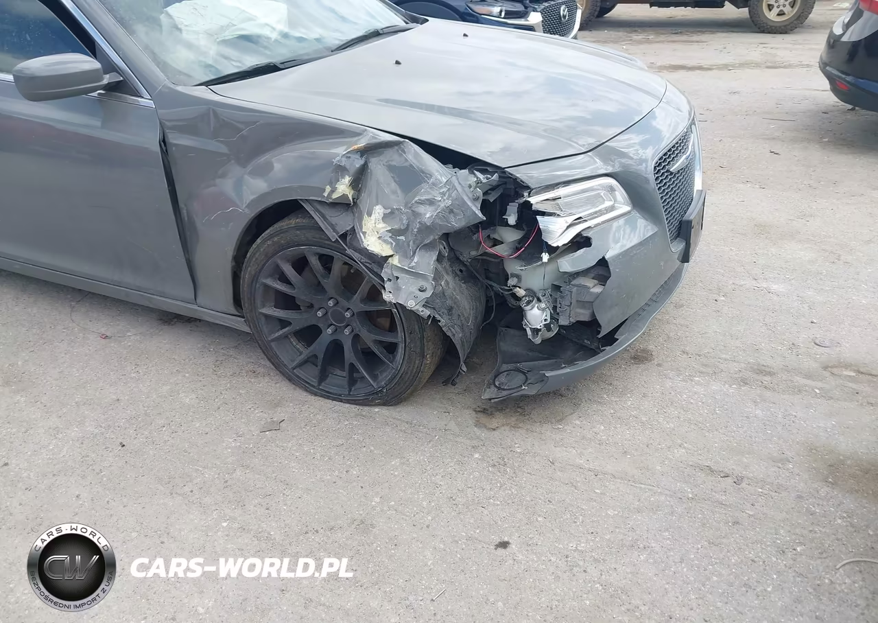 2018 Chrysler 300 Touring L VIN:2C3CCAAG5JH275015 - 6