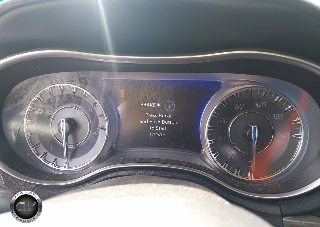 2018 Chrysler 300 Touring L VIN:2C3CCAAG5JH275015 - 7