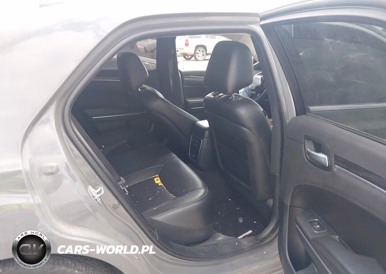 2018 Chrysler 300 Touring L VIN:2C3CCAAG5JH275015 - 8