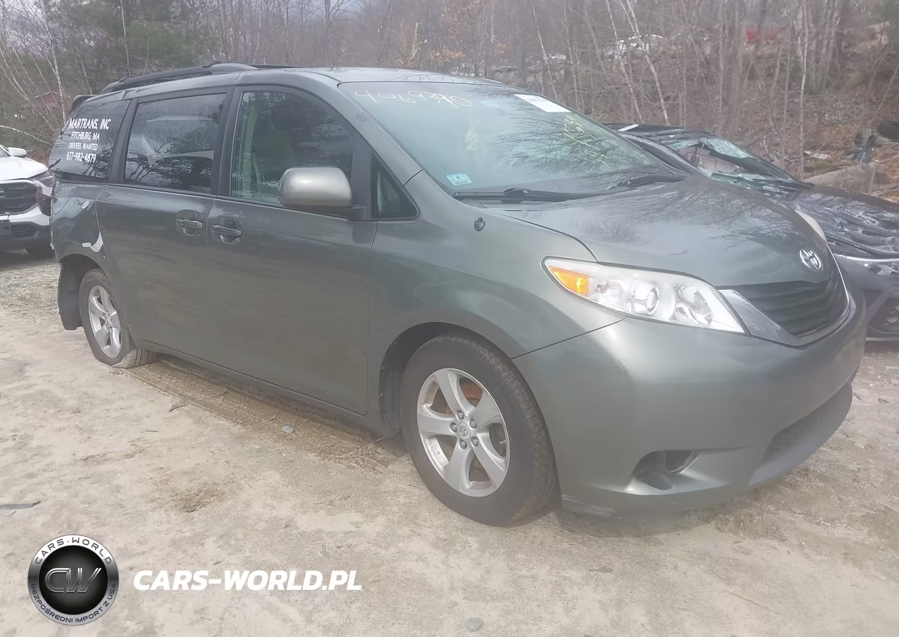 2012 Toyota Sienna Le V6 8 Passenger