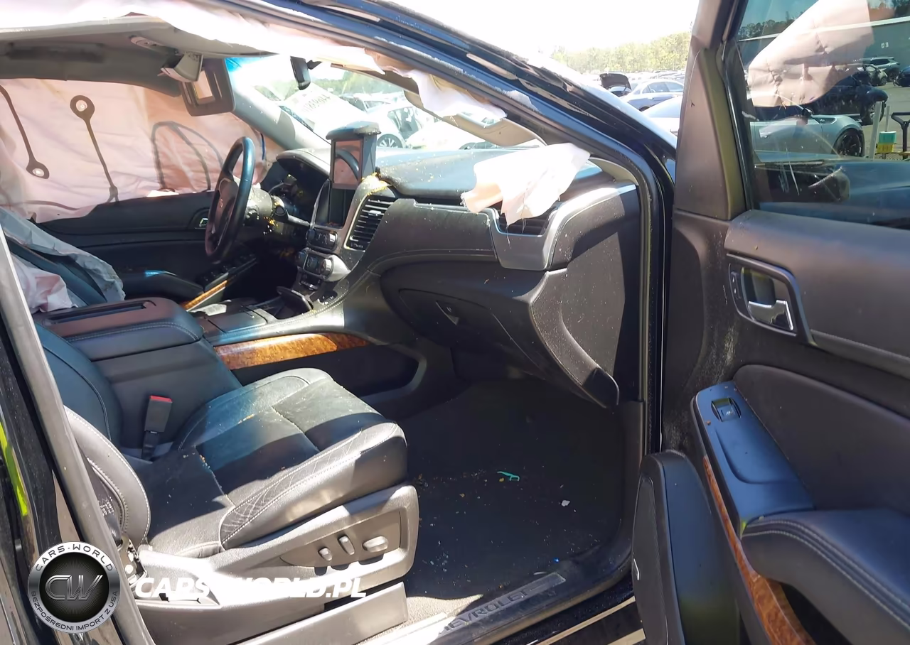 2019 Chevrolet Suburban Premier VIN:1GNSCJKC9KR331615 - 5
