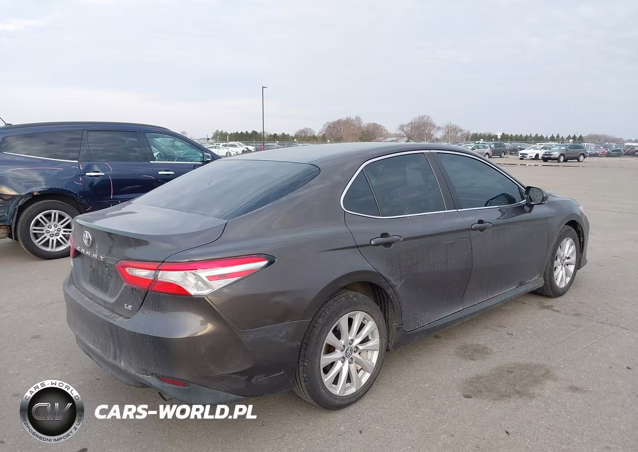 2018 Toyota Camry Le VIN:4T1B11HK3JU560263 - 4