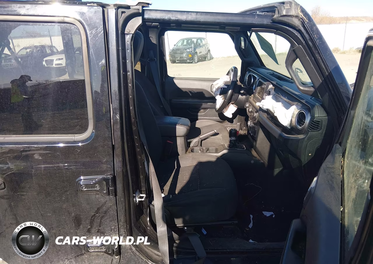 2020 Jeep Wrangler Unlimited Sahara 4X4 VIN:1C4HJXENXLW198018 - 5