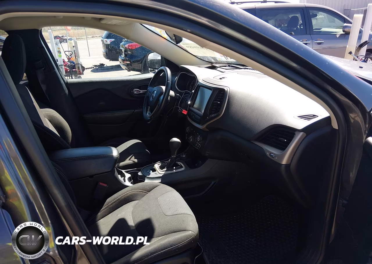 2017 Jeep Cherokee Latitude 4X4 VIN:1C4PJMCB2HW525800 - 5