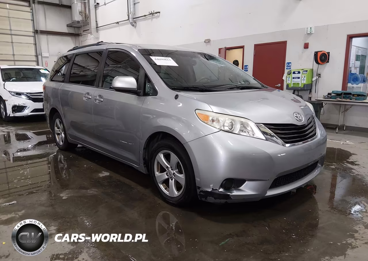 2013 Toyota Sienna Le V6 8 Passenger