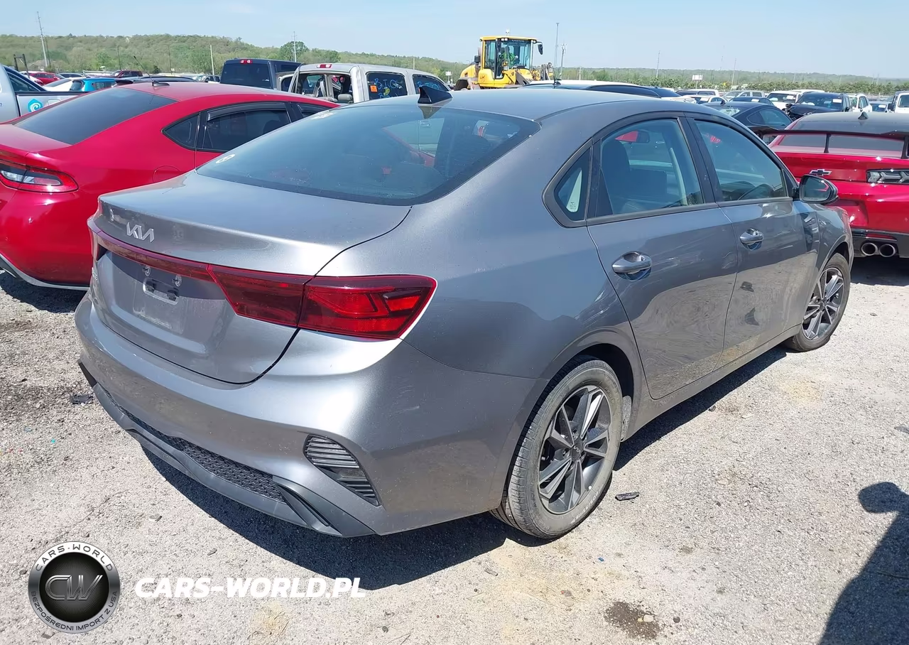 2023 Kia Forte Lxs VIN:3KPF24AD4PE647659 - 4