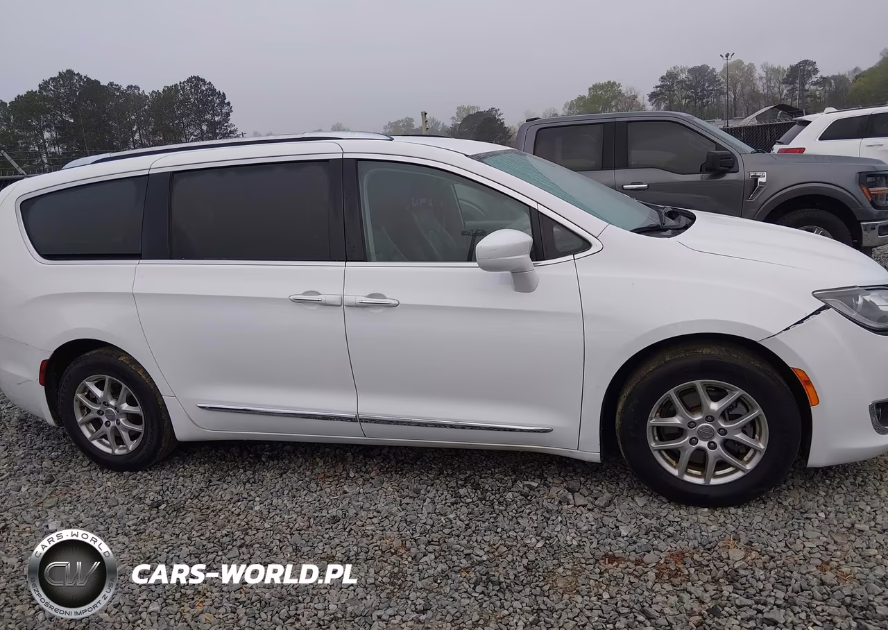 2020 Chrysler Pacifica Touring L VIN:2C4RC1BG2LR279640 - 13