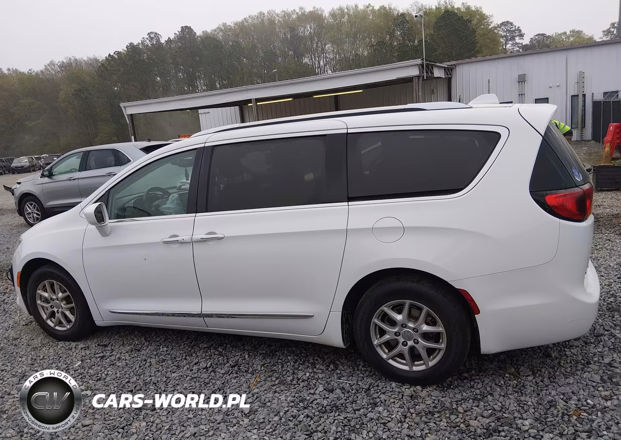 2020 Chrysler Pacifica Touring L VIN:2C4RC1BG2LR279640 - 14