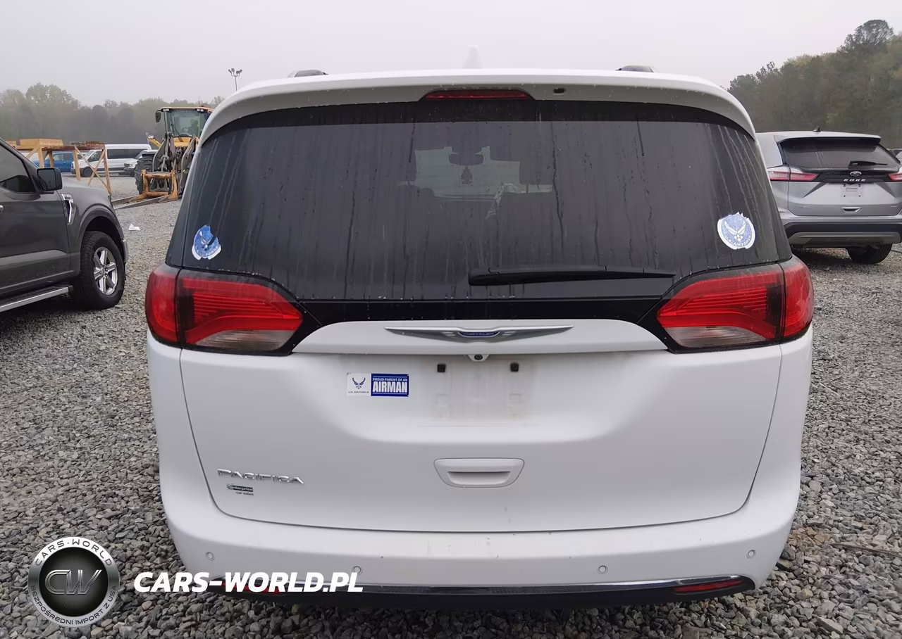 2020 Chrysler Pacifica Touring L VIN:2C4RC1BG2LR279640 - 16