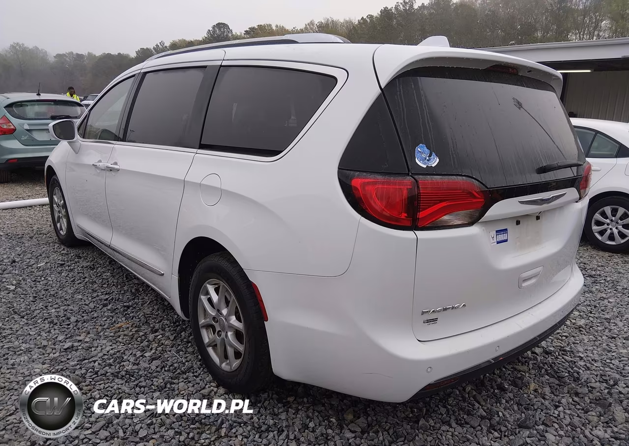 2020 Chrysler Pacifica Touring L VIN:2C4RC1BG2LR279640 - 3
