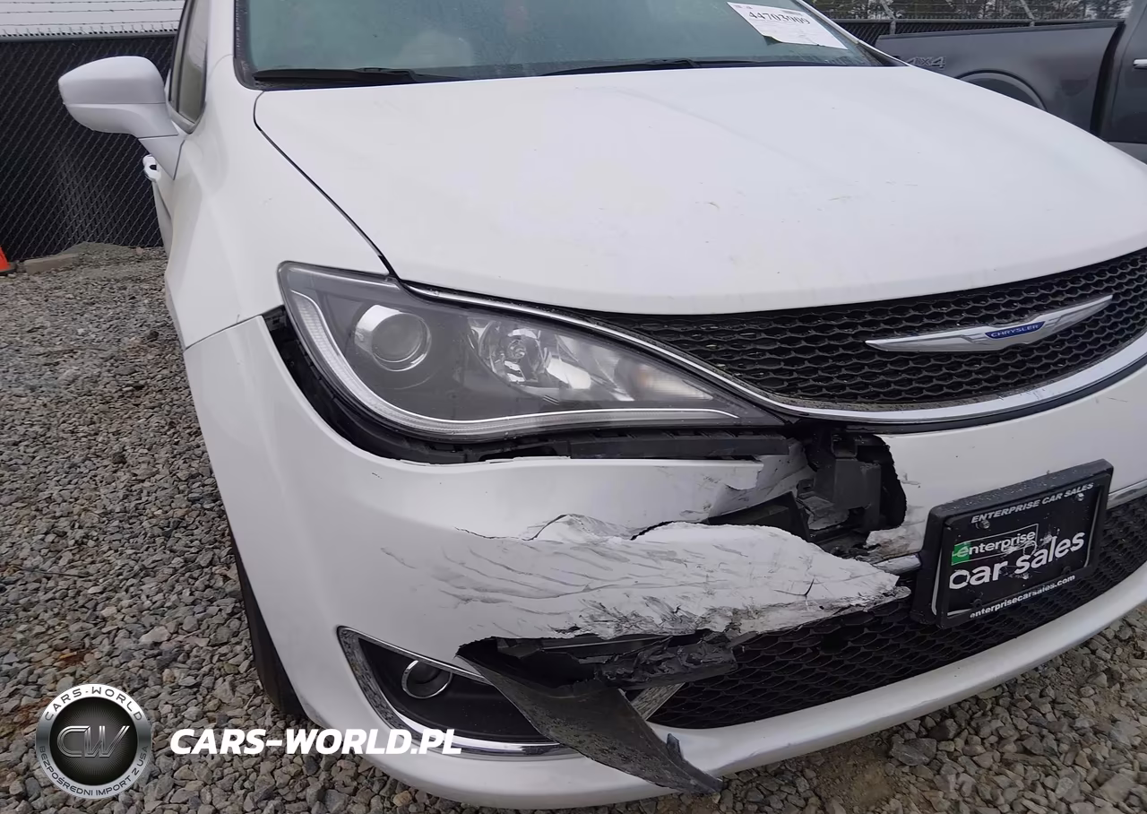 2020 Chrysler Pacifica Touring L VIN:2C4RC1BG2LR279640 - 6