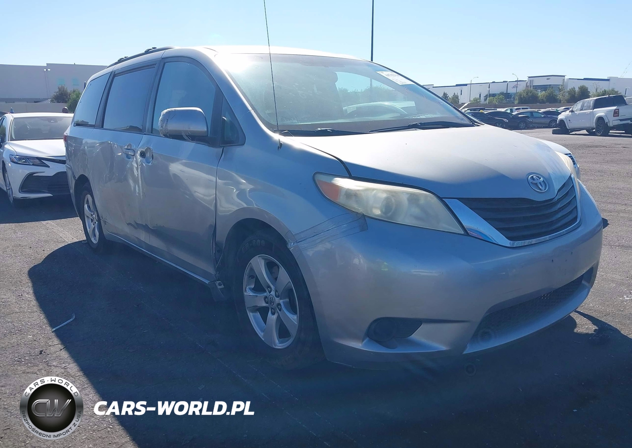 2012 Toyota Sienna Le V6 8 Passenger