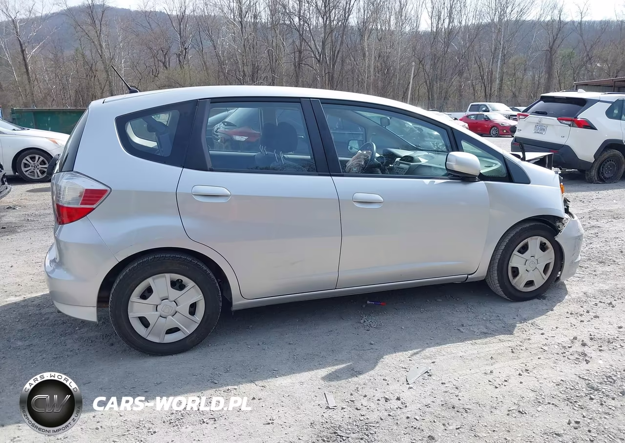2013 Honda Fit VIN:JHMGE8H37DC070031 - 13
