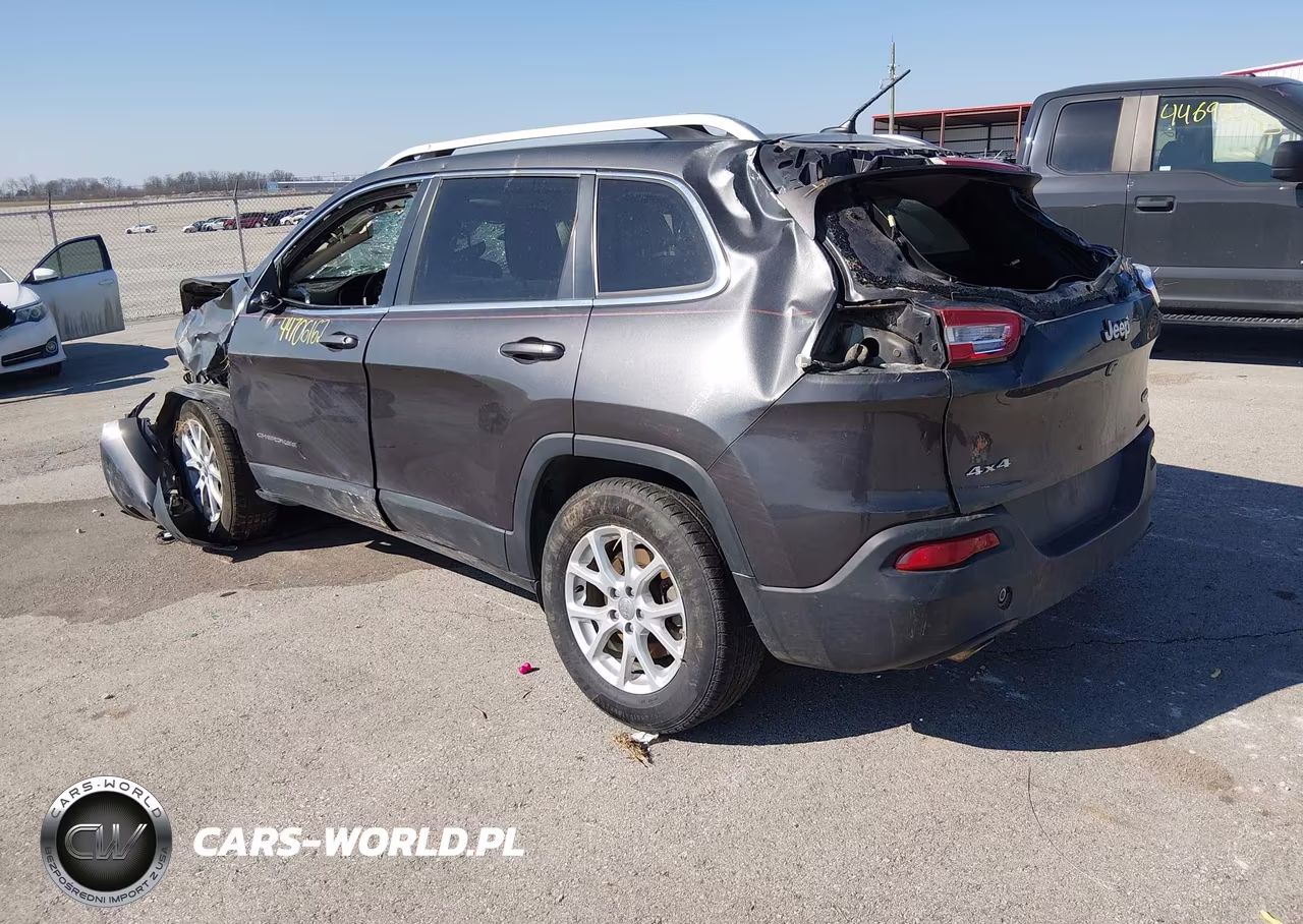 2015 Jeep Cherokee Latitude VIN:1C4PJMCB3FW714582 - 3