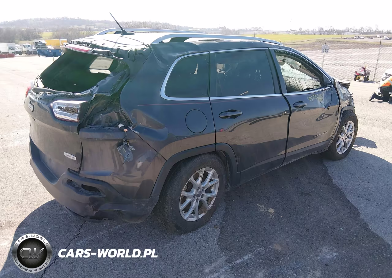 2015 Jeep Cherokee Latitude VIN:1C4PJMCB3FW714582 - 4