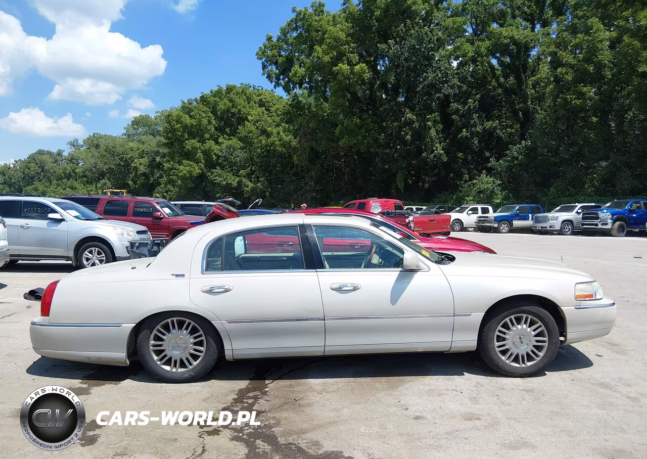 2007 Lincoln Town Car Signature Limited VIN:1LNHM82V07Y612916 - 13