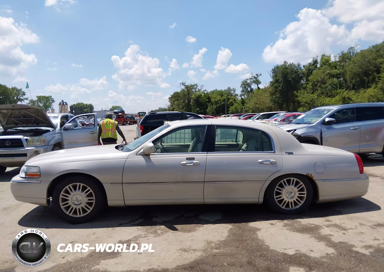 2007 Lincoln Town Car Signature Limited VIN:1LNHM82V07Y612916 - 14