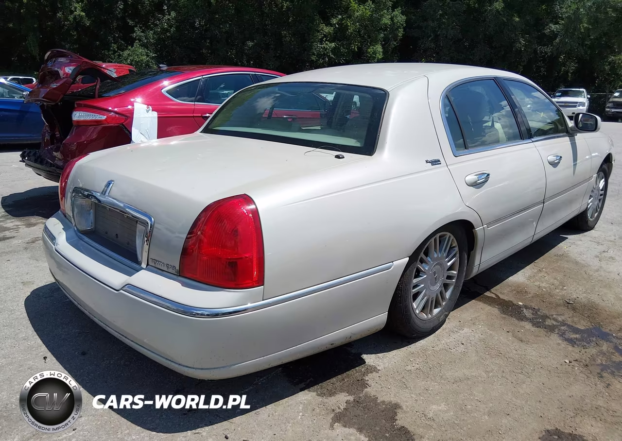 2007 Lincoln Town Car Signature Limited VIN:1LNHM82V07Y612916 - 4
