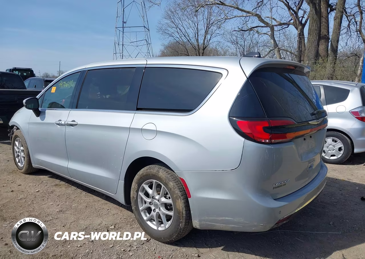 2023 Chrysler Pacifica Touring L VIN:2C4RC1BG0PR621284 - 3