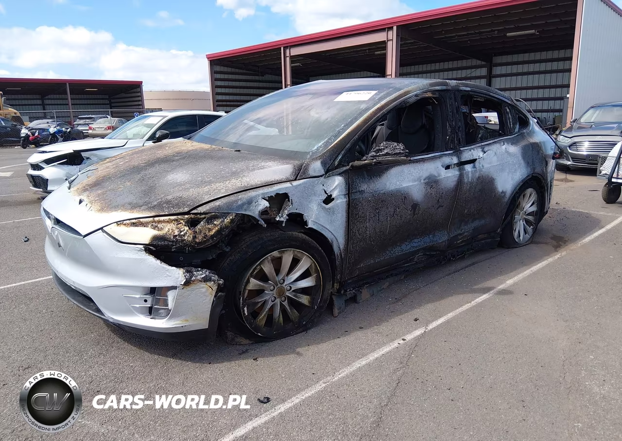 2018 Tesla Model X VIN:5YJXCAE21JF103792 - 2