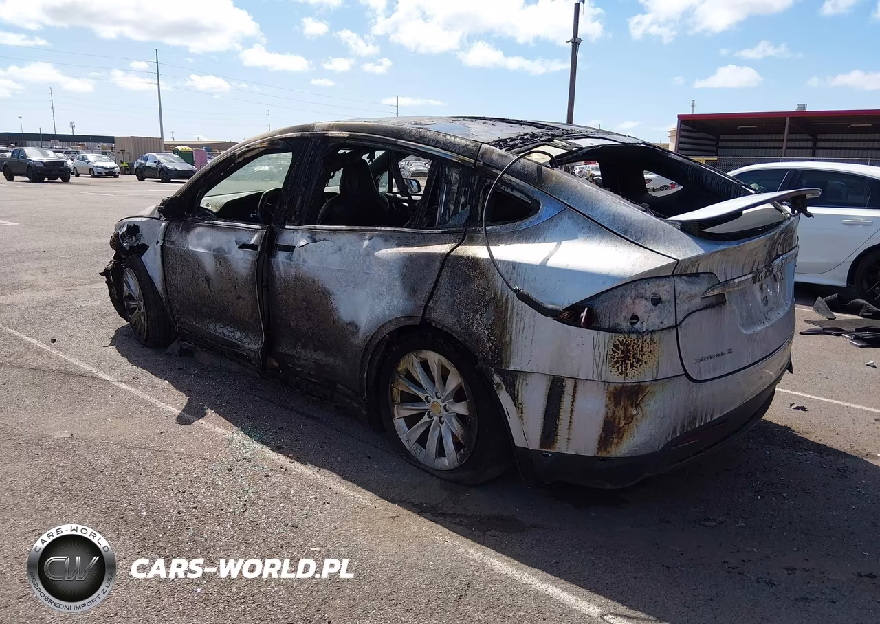 2018 Tesla Model X VIN:5YJXCAE21JF103792 - 3