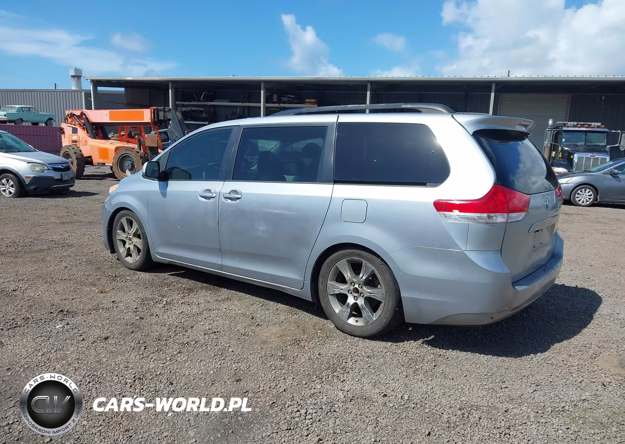 2011 Toyota Sienna Le V6 VIN:5TDKK3DC7BS108432 - 3