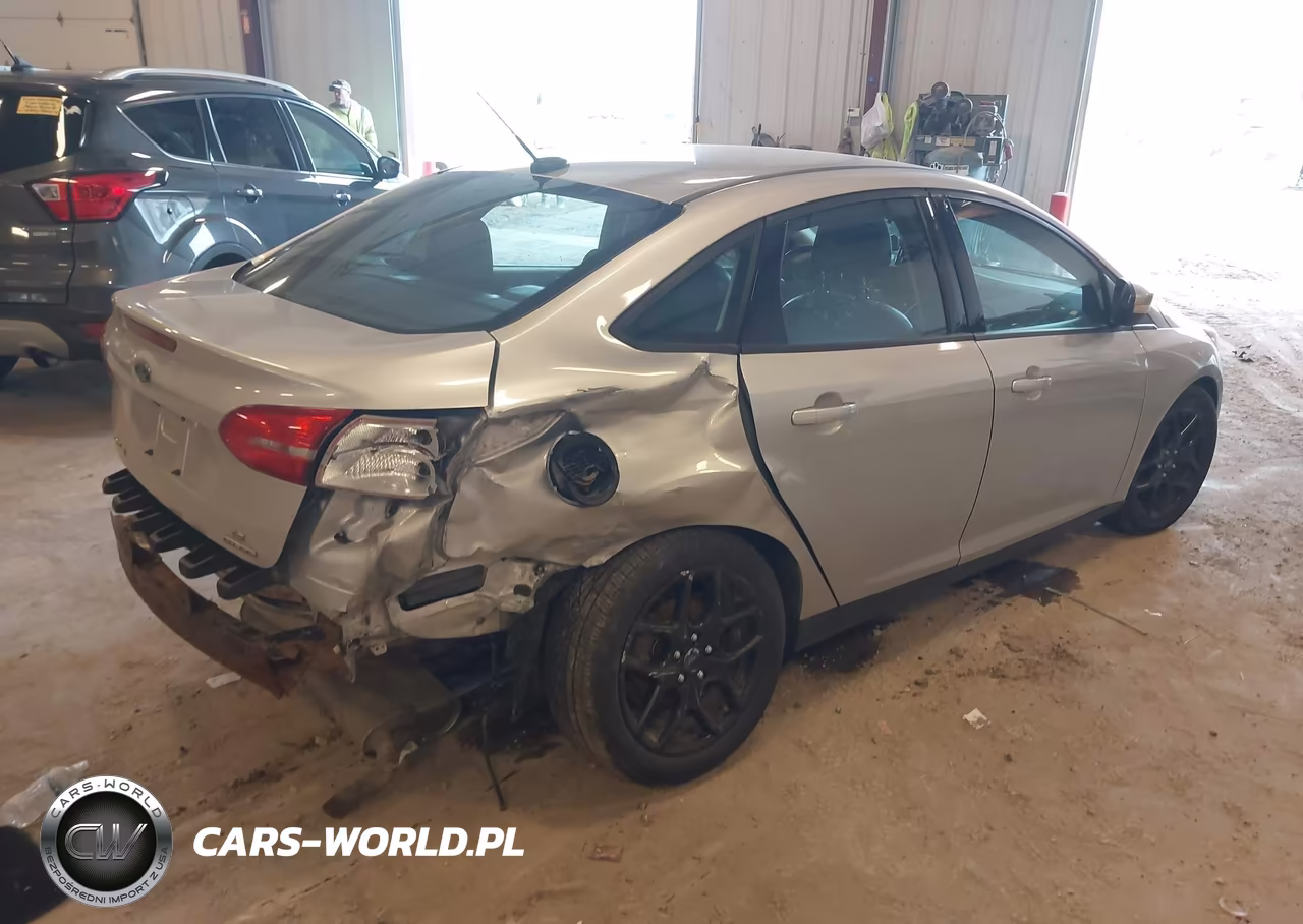 2016 Ford Focus Se VIN:1FADP3F29GL286162 - 4