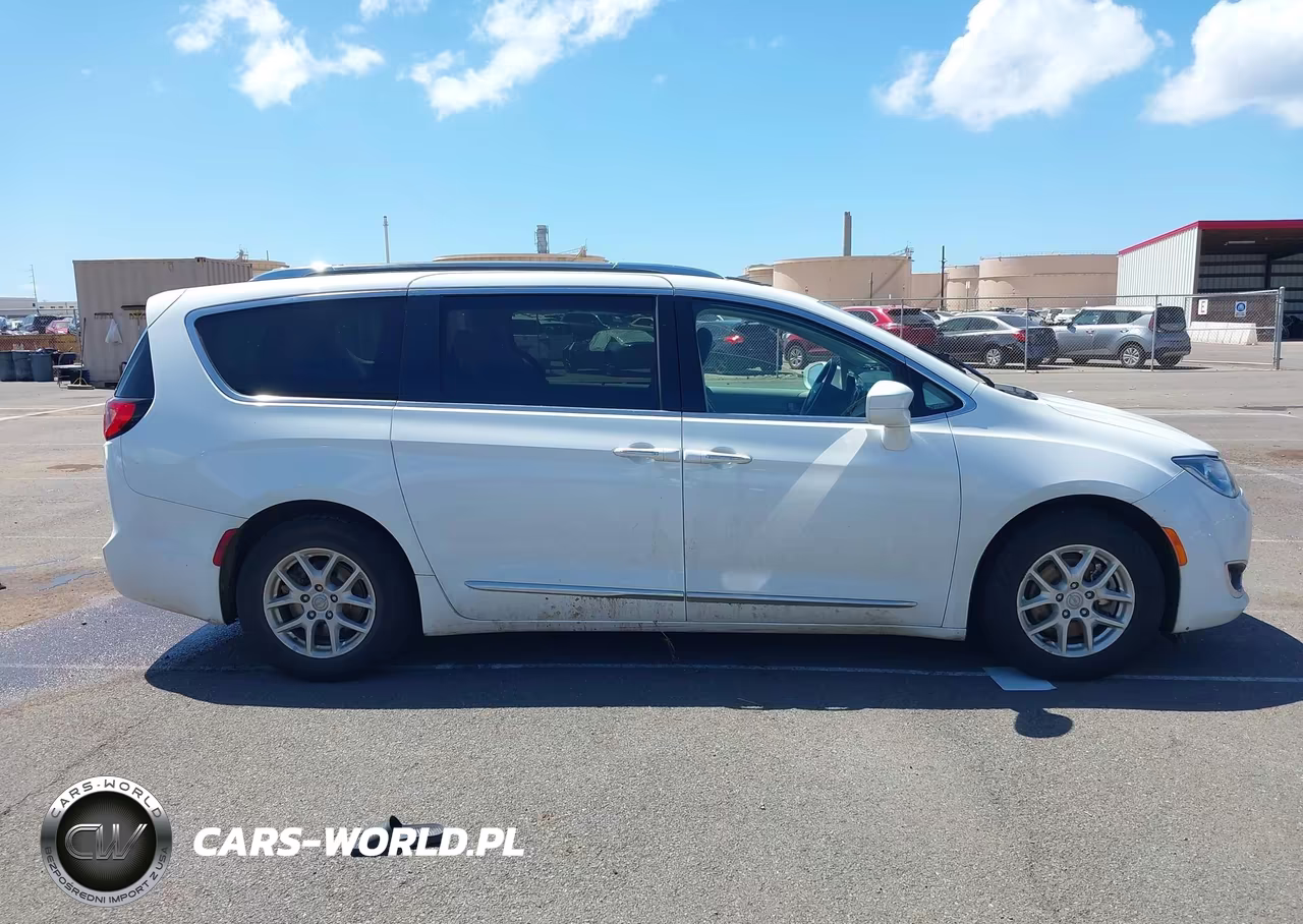 2020 Chrysler Pacifica Touring L VIN:2C4RC1BG5LR209467 - 13