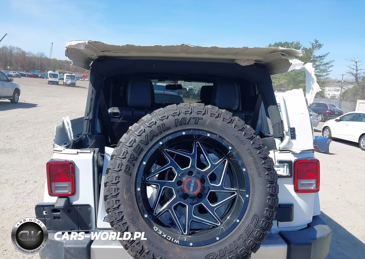 2017 Jeep Wrangler Unlimited Sahara 4X4 VIN:1C4HJWEG0HL717601 - 6