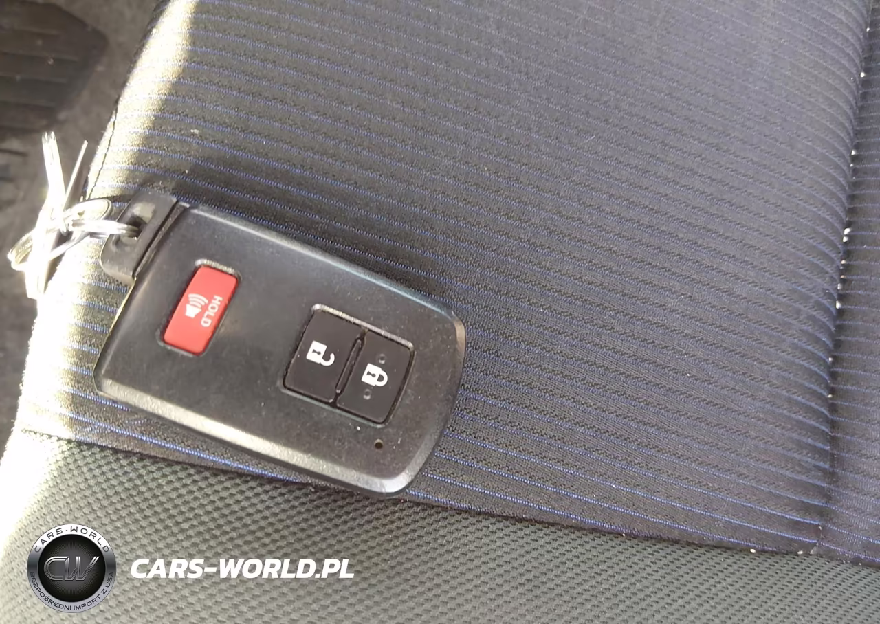 2016 Toyota Prius C Four-One-Persona Series-Three-Two VIN:JTDKDTB3XG1136033 - 11