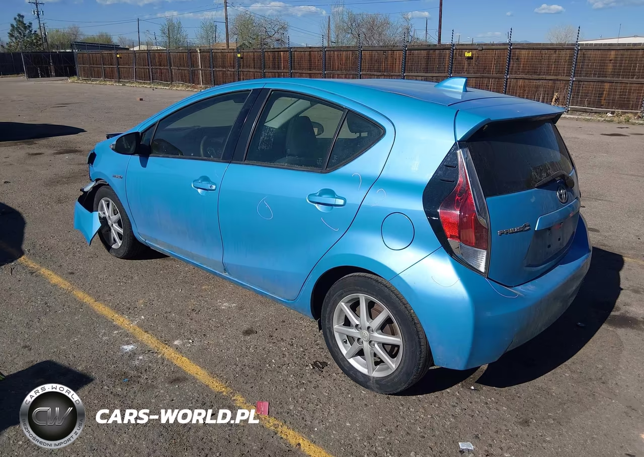 2016 Toyota Prius C Four-One-Persona Series-Three-Two VIN:JTDKDTB3XG1136033 - 3